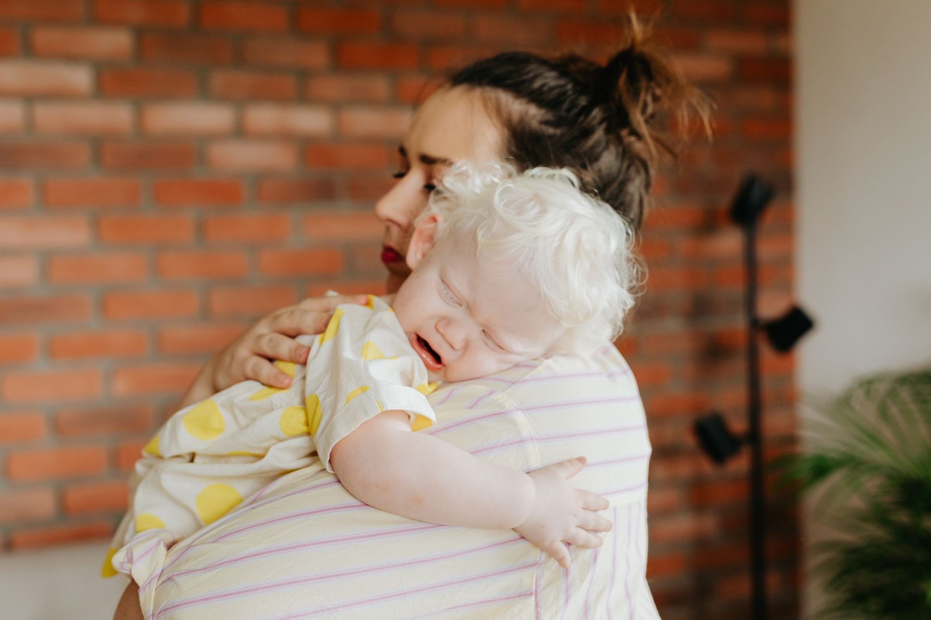 Une mère serre dans ses bras son enfant en pleurs pour l'apaiser