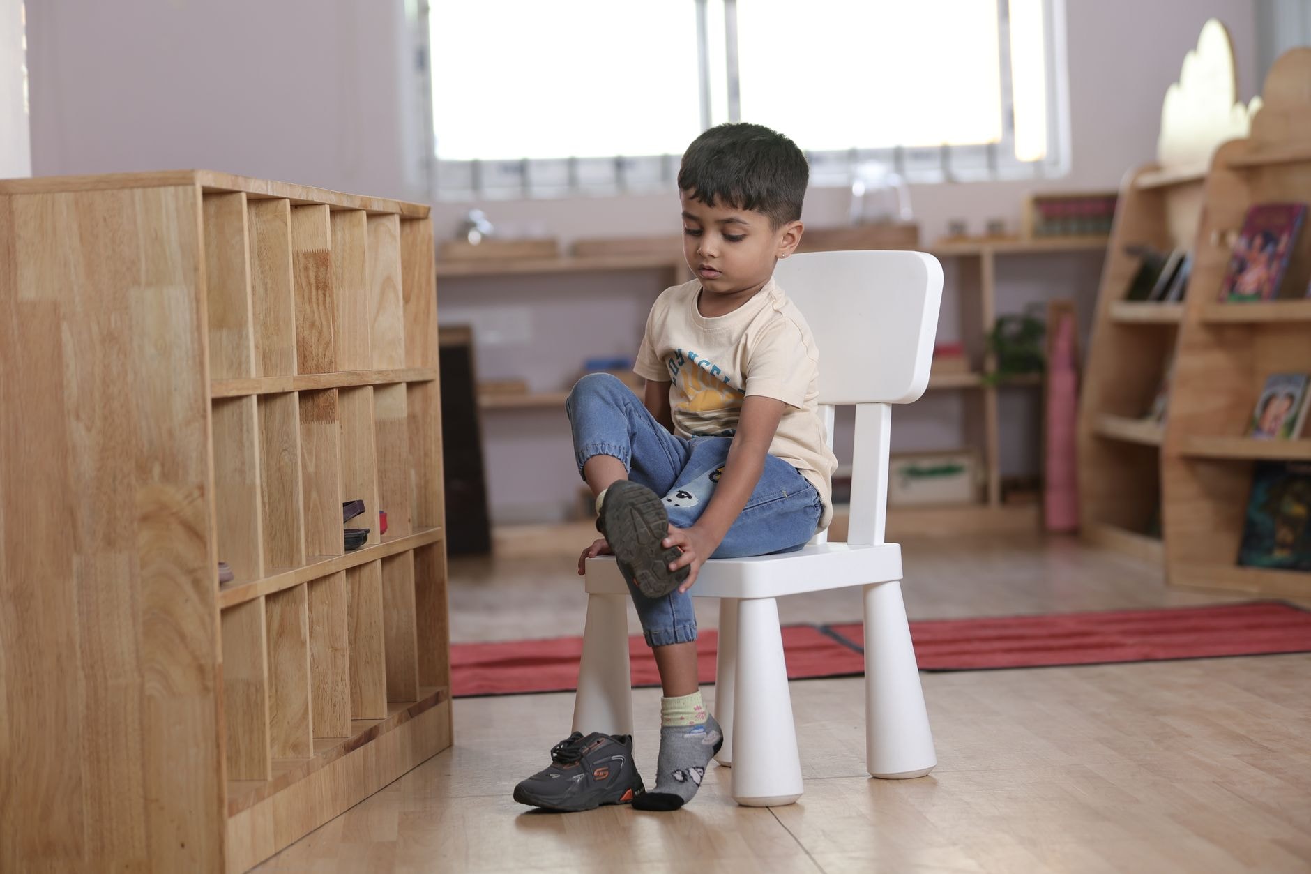 Un enfant enfile ses chaussures seul