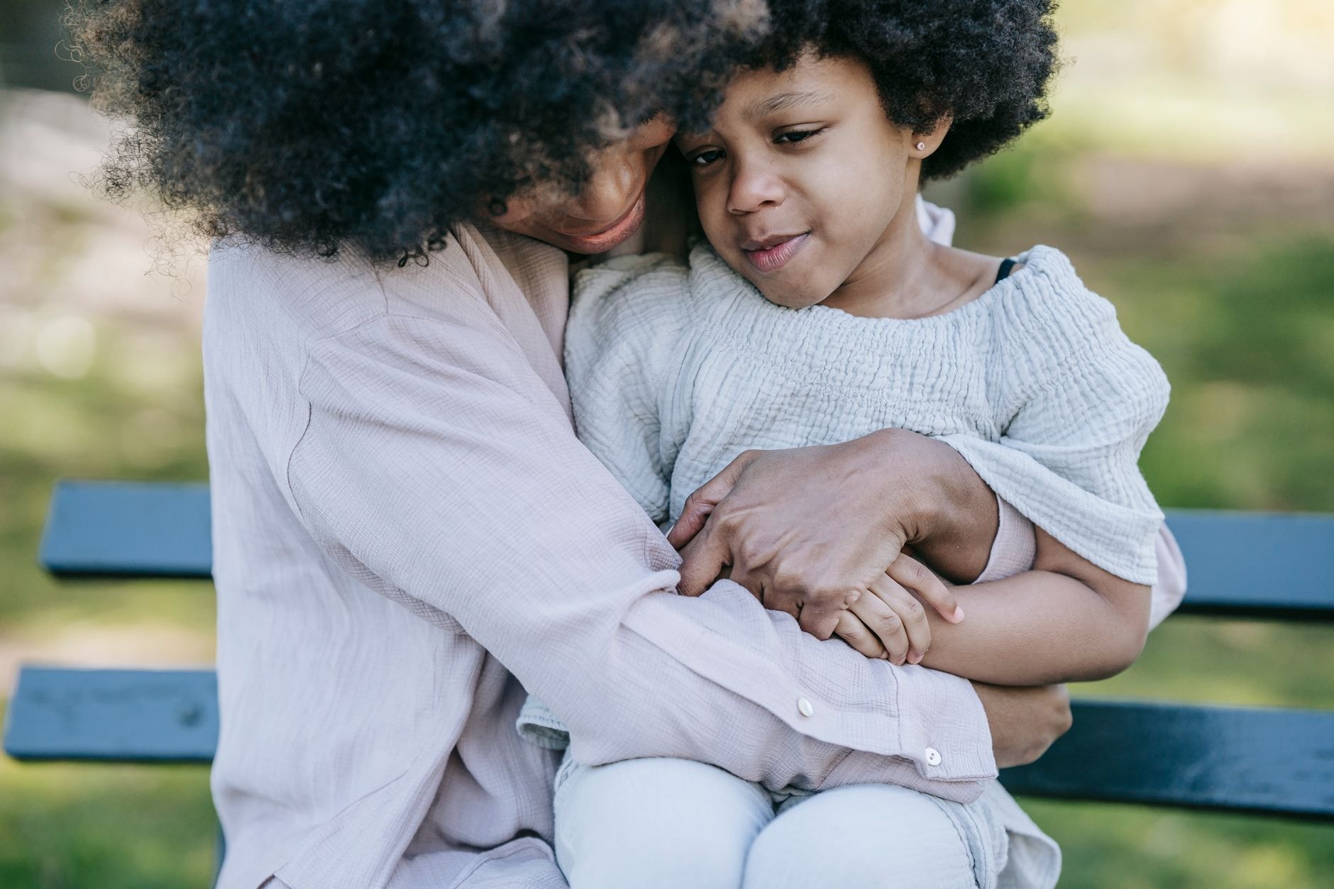 Un parent serre son enfant dans ses bras devant l'école