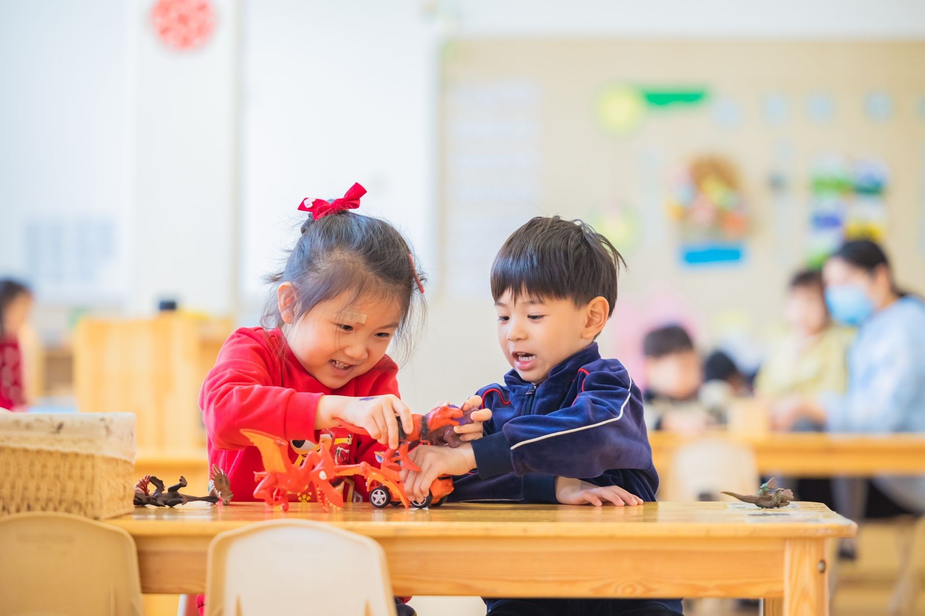 Des enfants de petite section jouent en classe