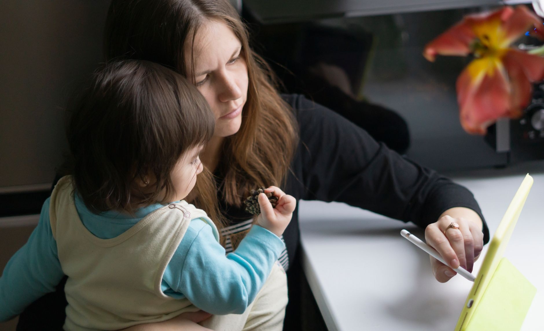 Mère et jeune enfant regardant ensemble un écran