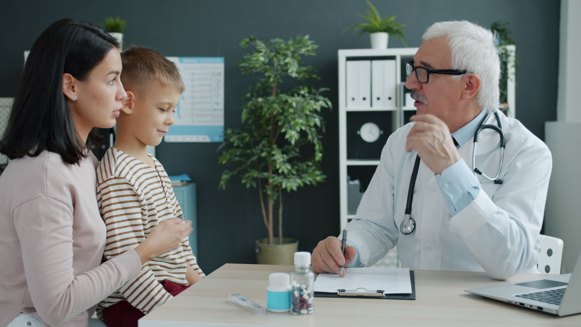 Un pédiatre reçoit un enfant en consultation