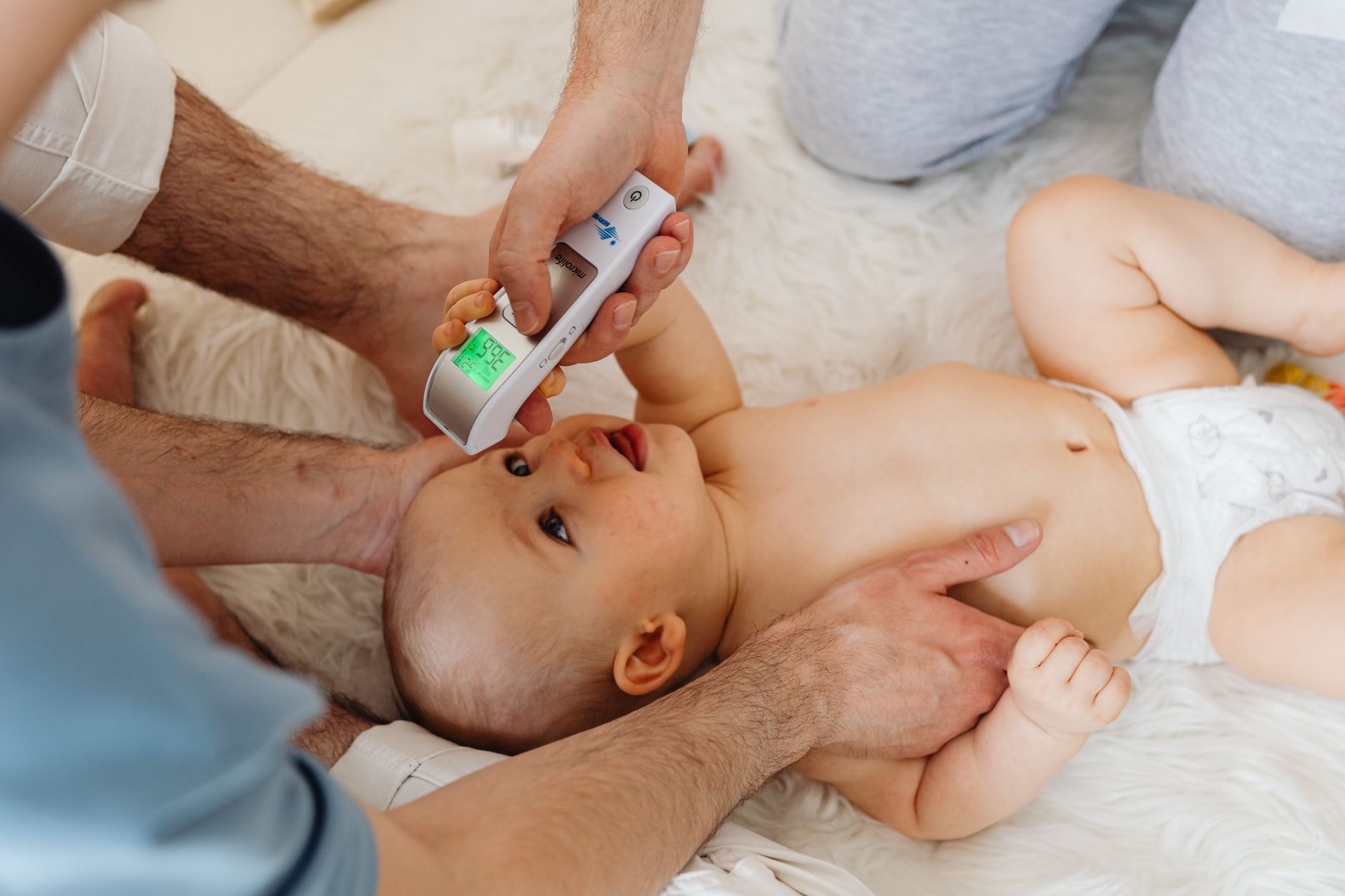 Thermomètre électronique affichant une température chez un enfant
