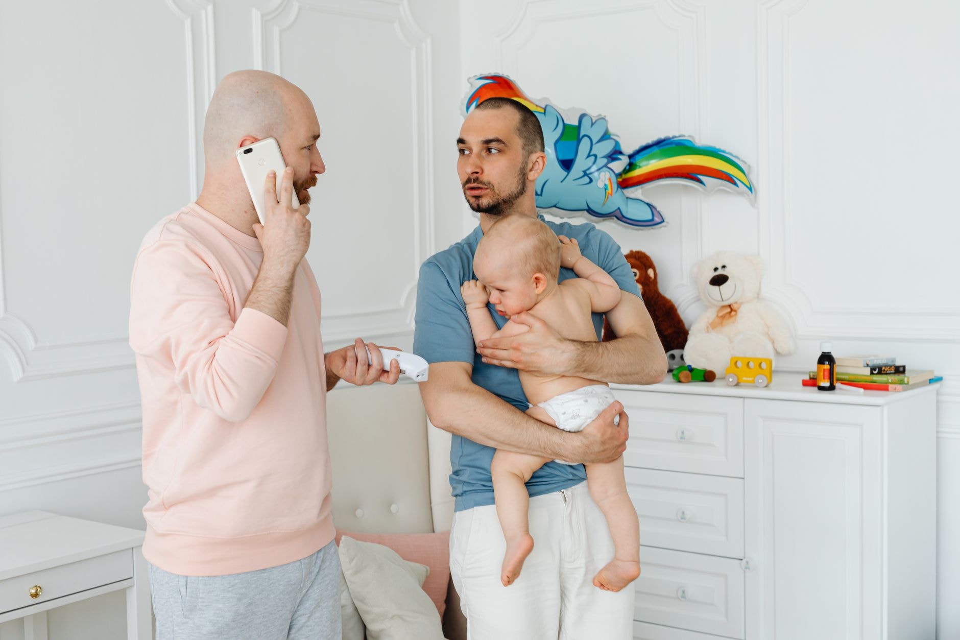 Un parent pensif tient son enfant dans ses bras