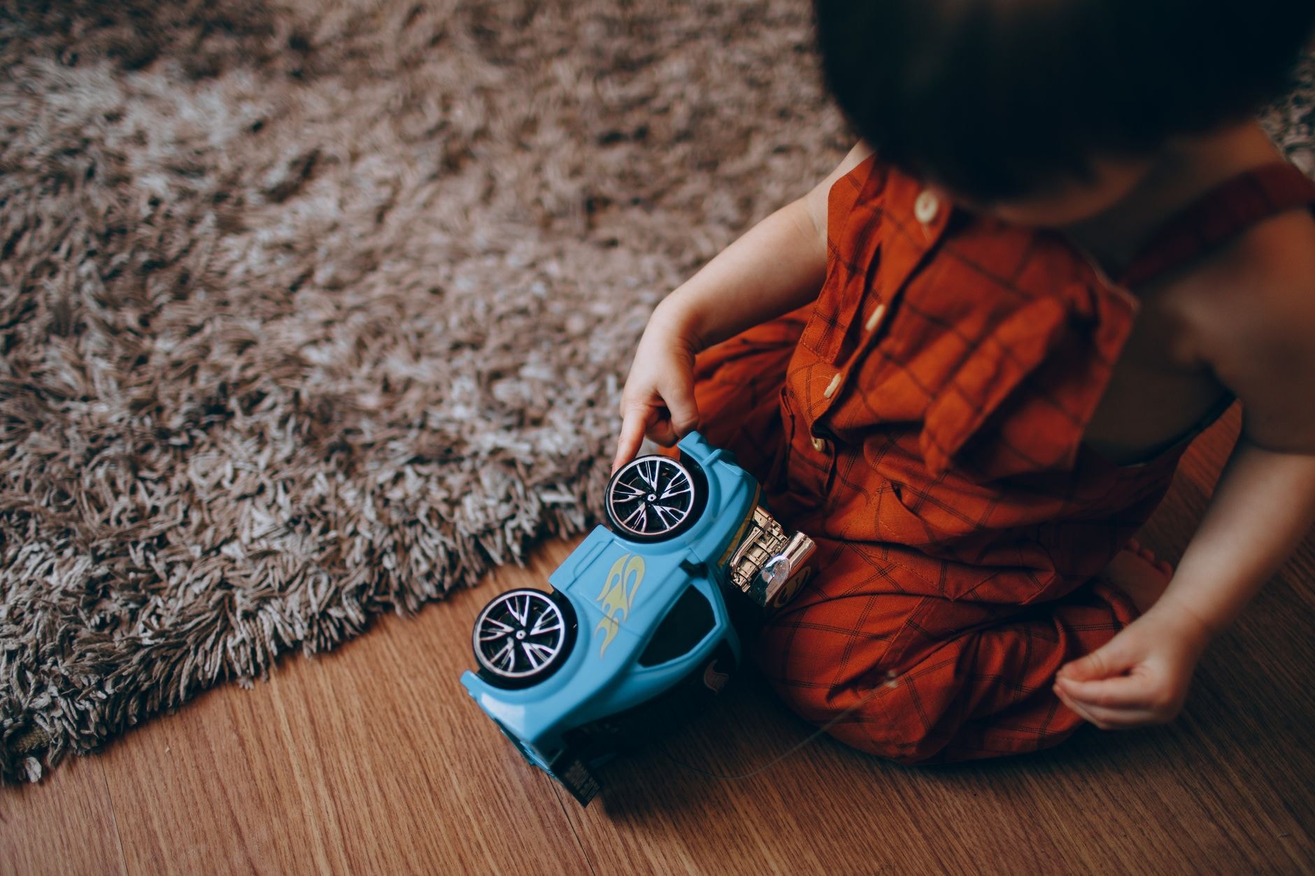 Un enfant de deux ans joue calmement