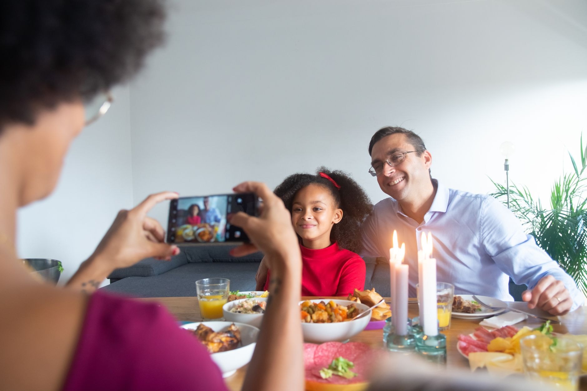 Repas de famille sans téléphone sur la table