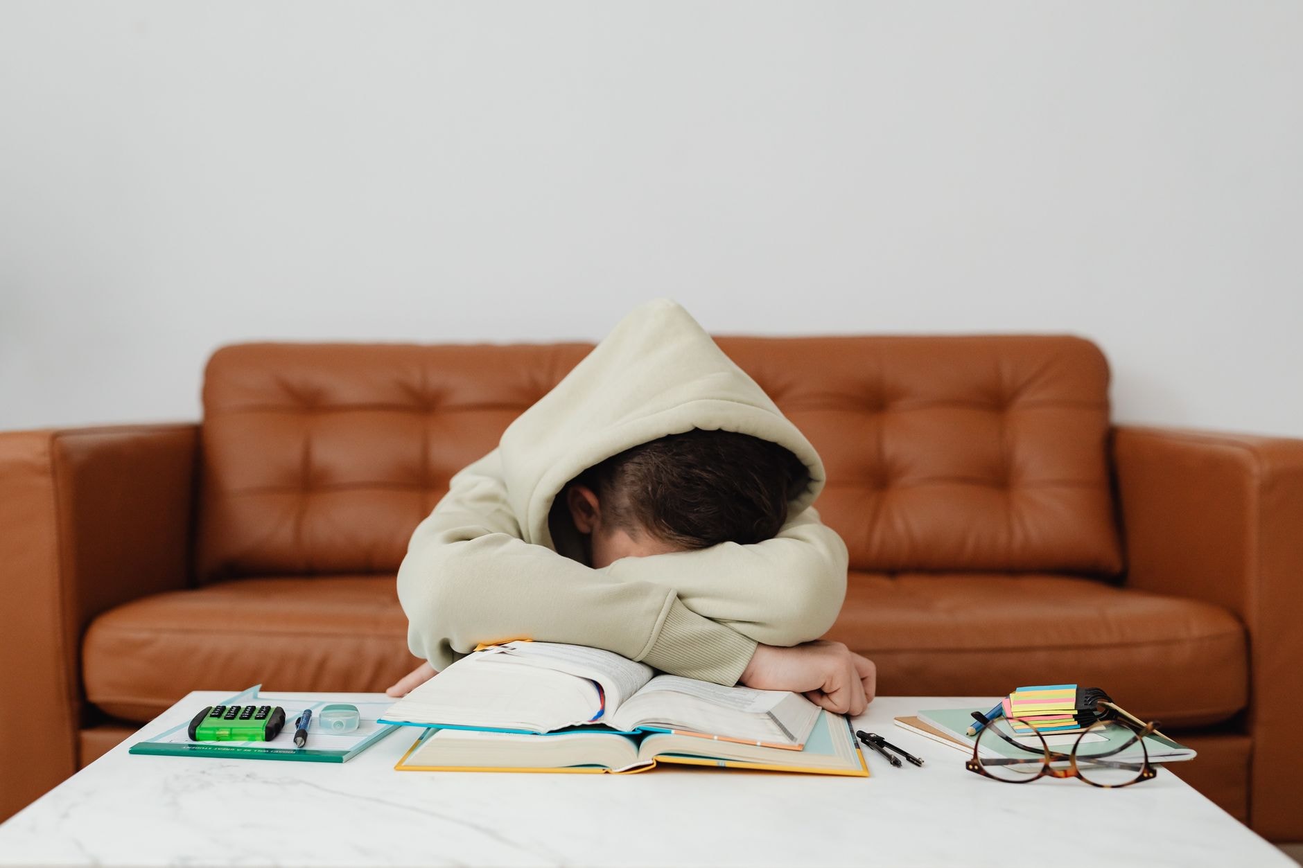 Un enfant fatigué et découragé devant ses devoirs