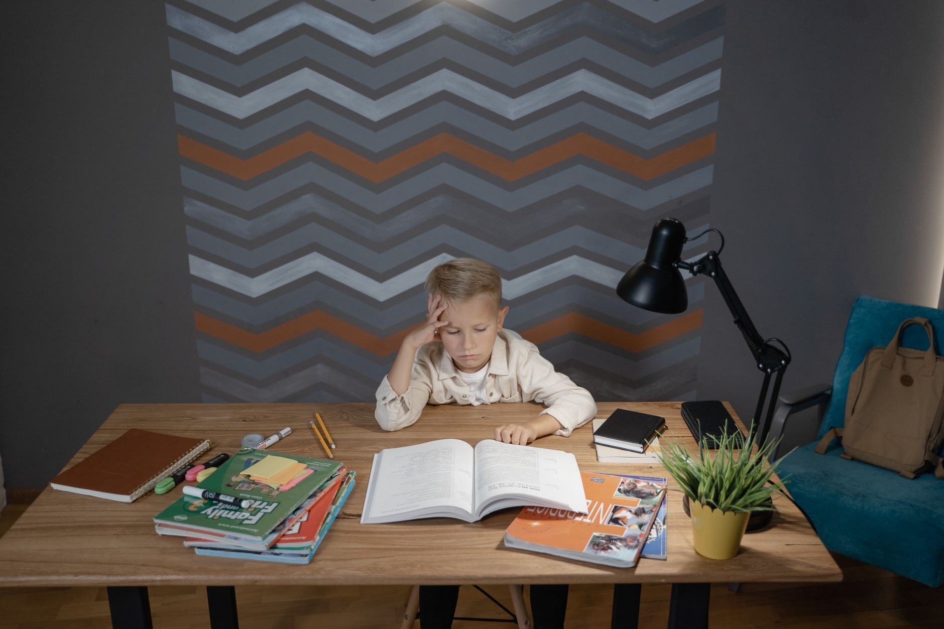 Un enfant fait ses leçons à un bureau calme et rangé