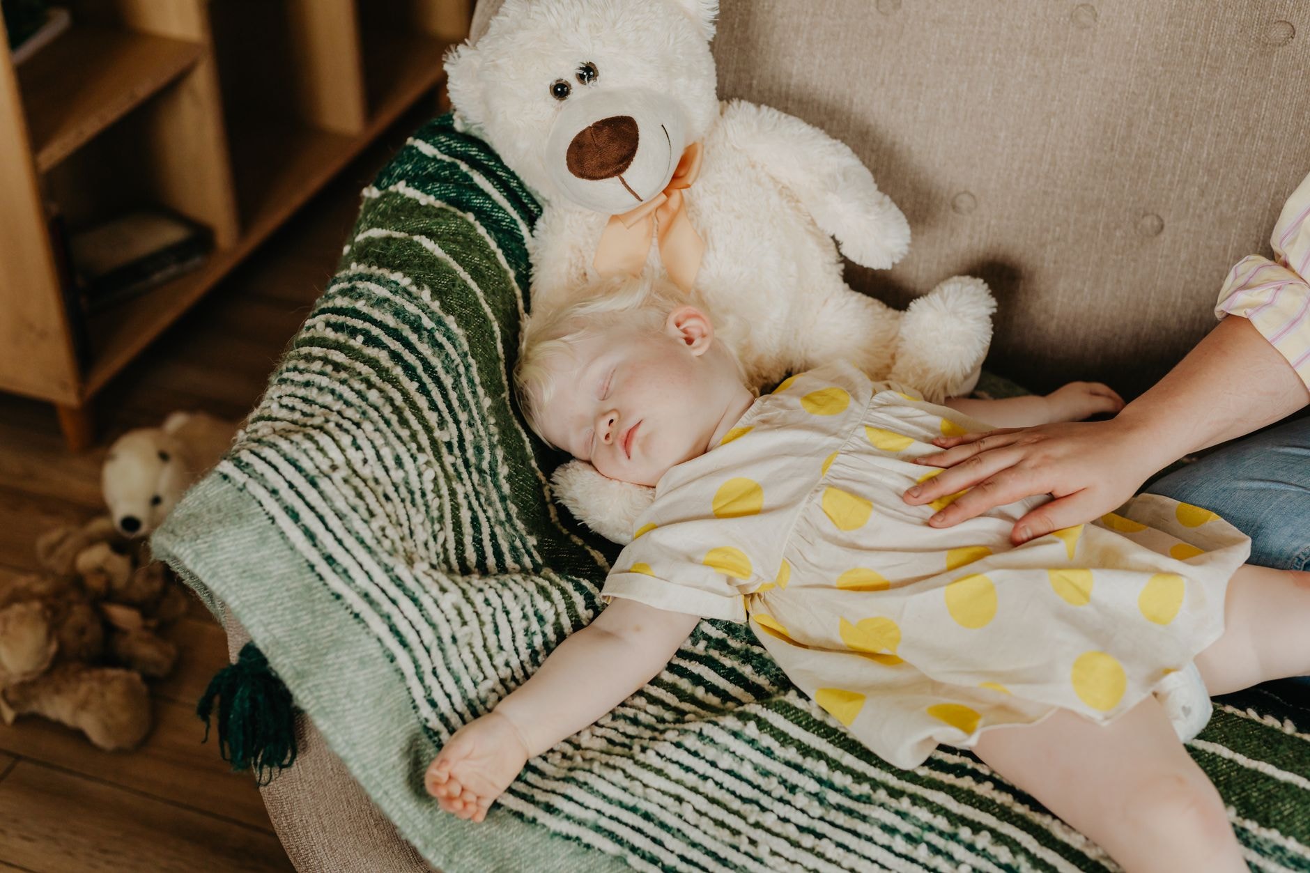 Enfant d'âge maternelle faisant la sieste l'après-midi