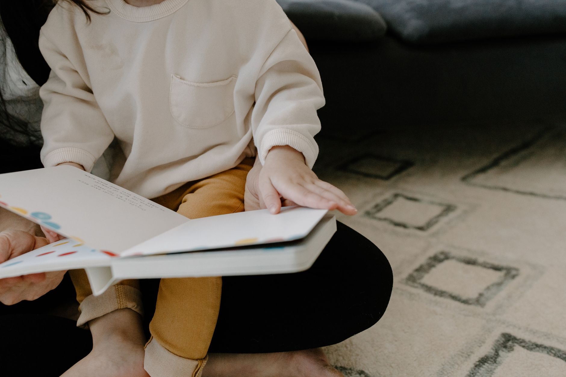 Un parent lit un livre avec son jeune enfant dans un moment calme