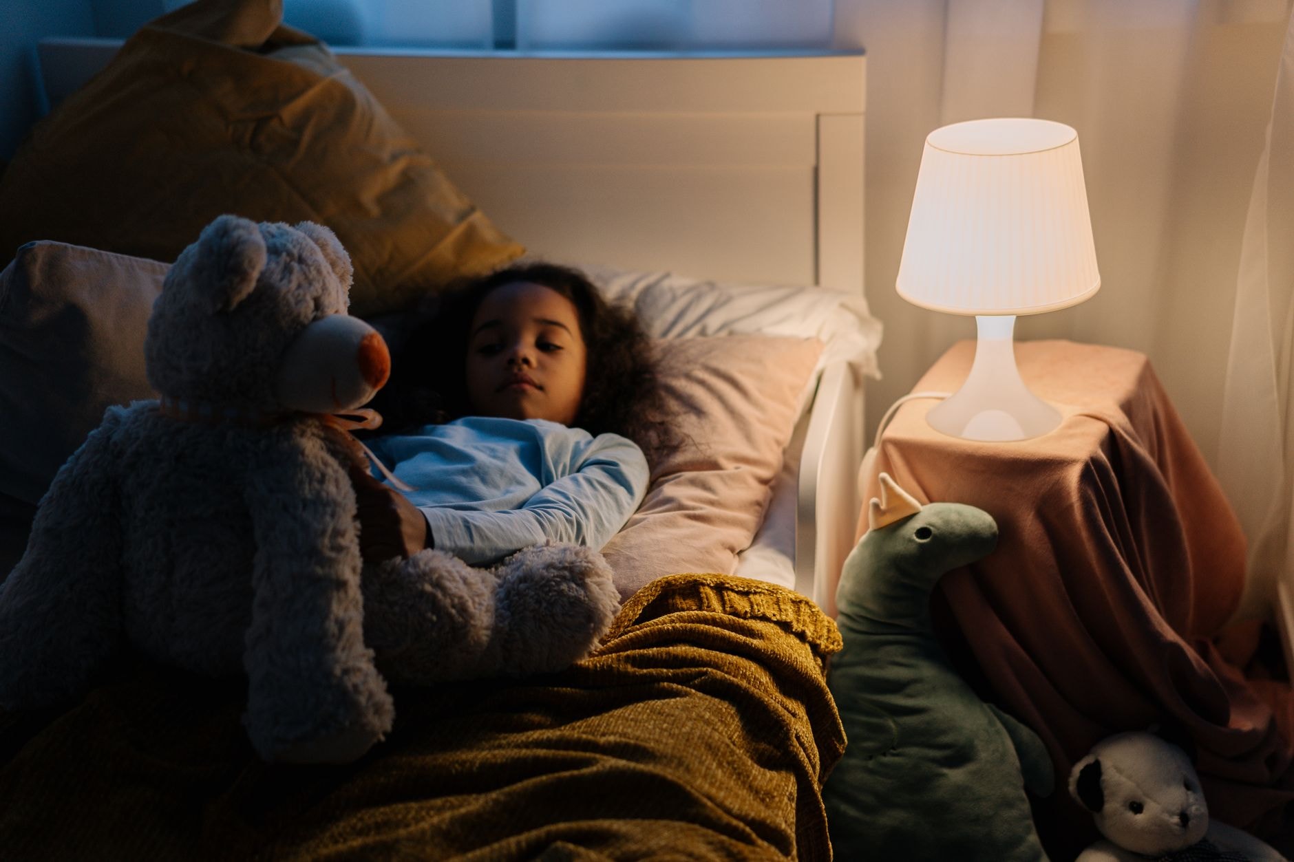 Jeune enfant endormi avec son doudou