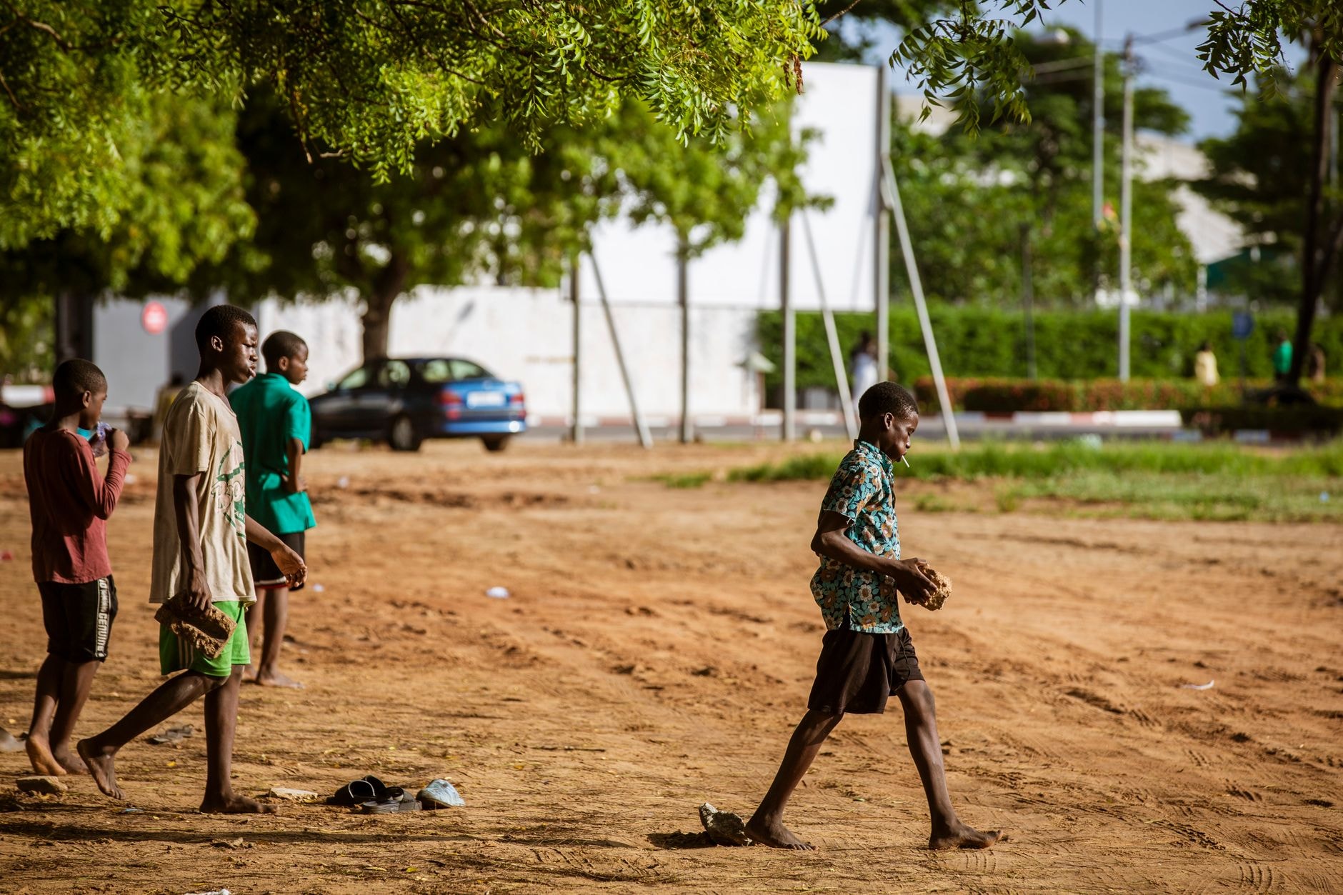 Des enfants sortent de l'école en fin d'après-midi