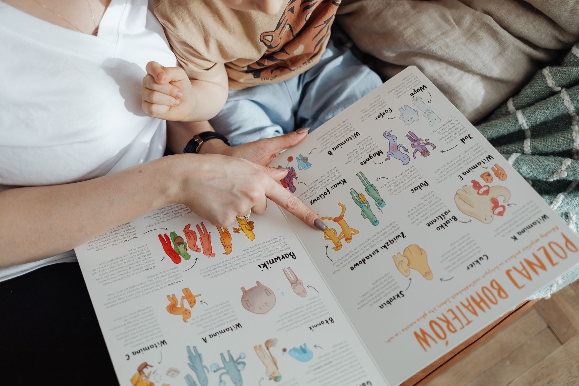 Un jeune enfant montre une image du doigt dans un livre