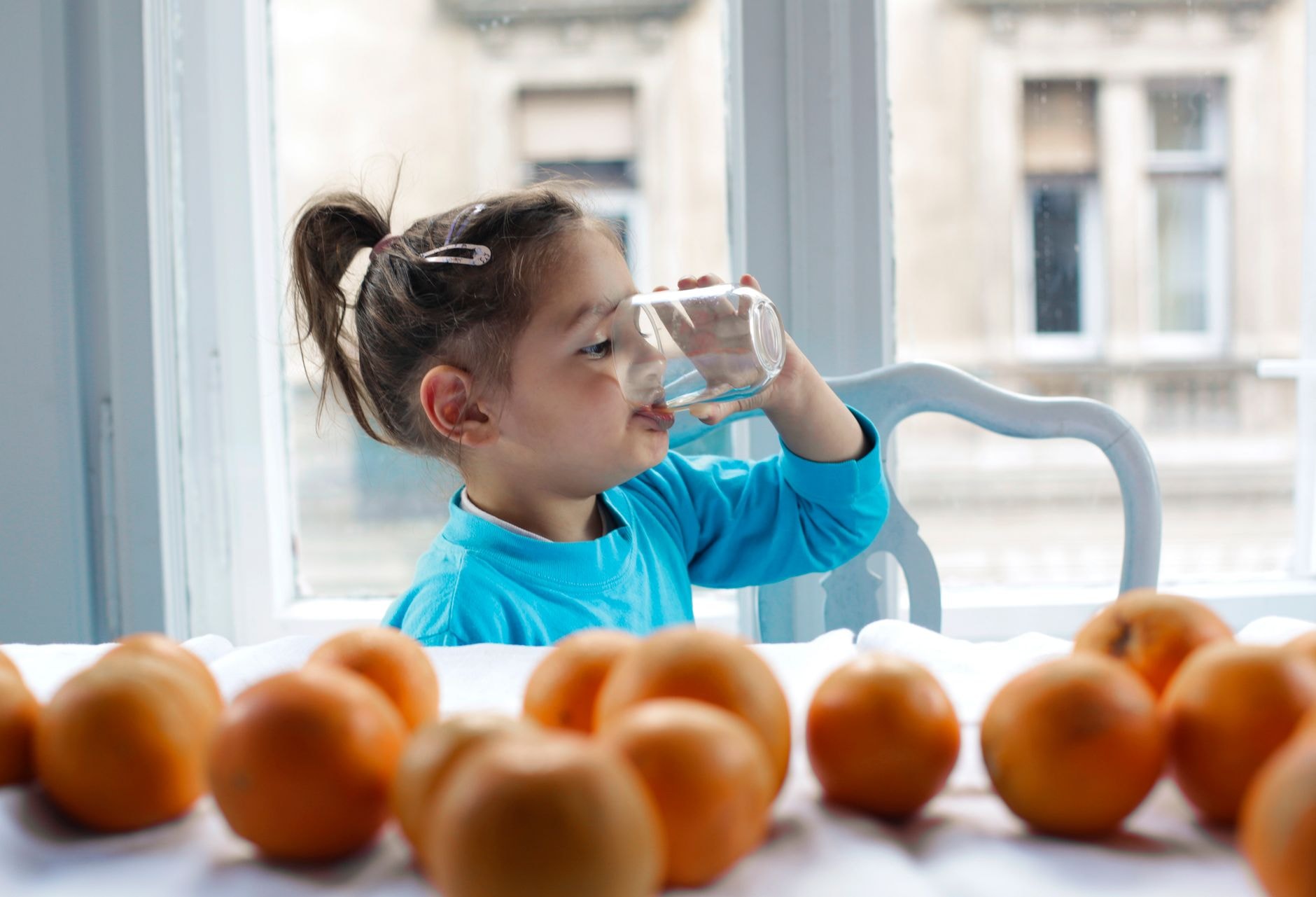 Enfant qui boit un verre d'eau