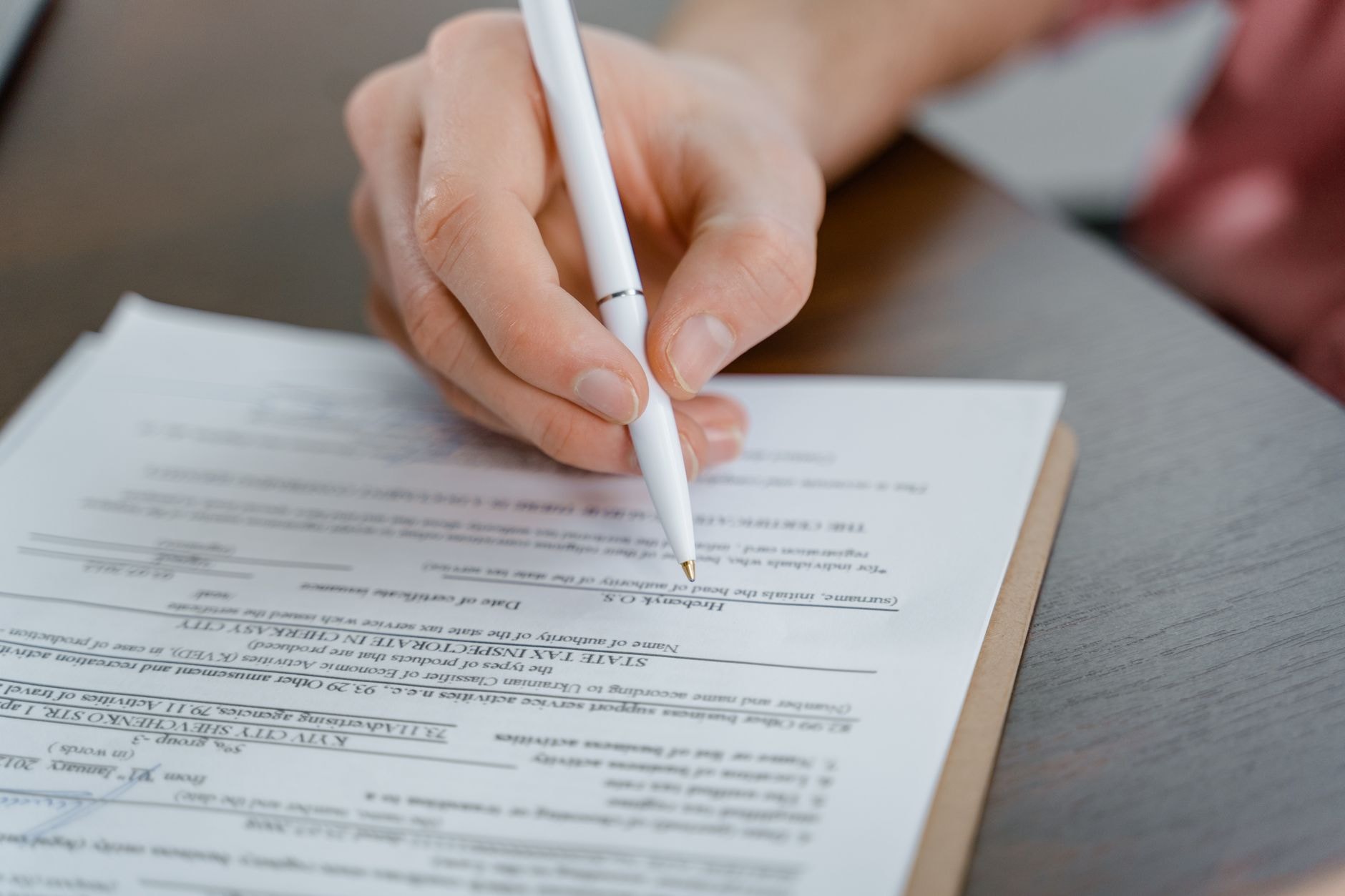 Un parent remplit un dossier d'inscription