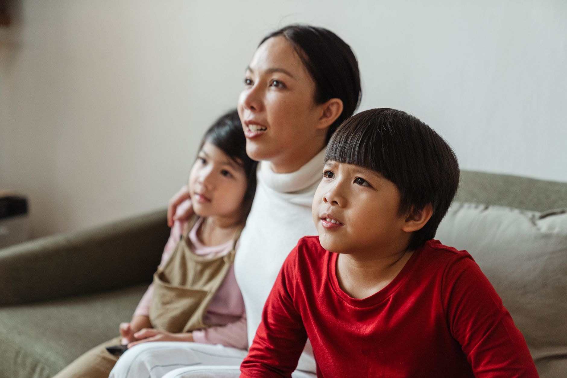Famille dans un salon avec une télévision
