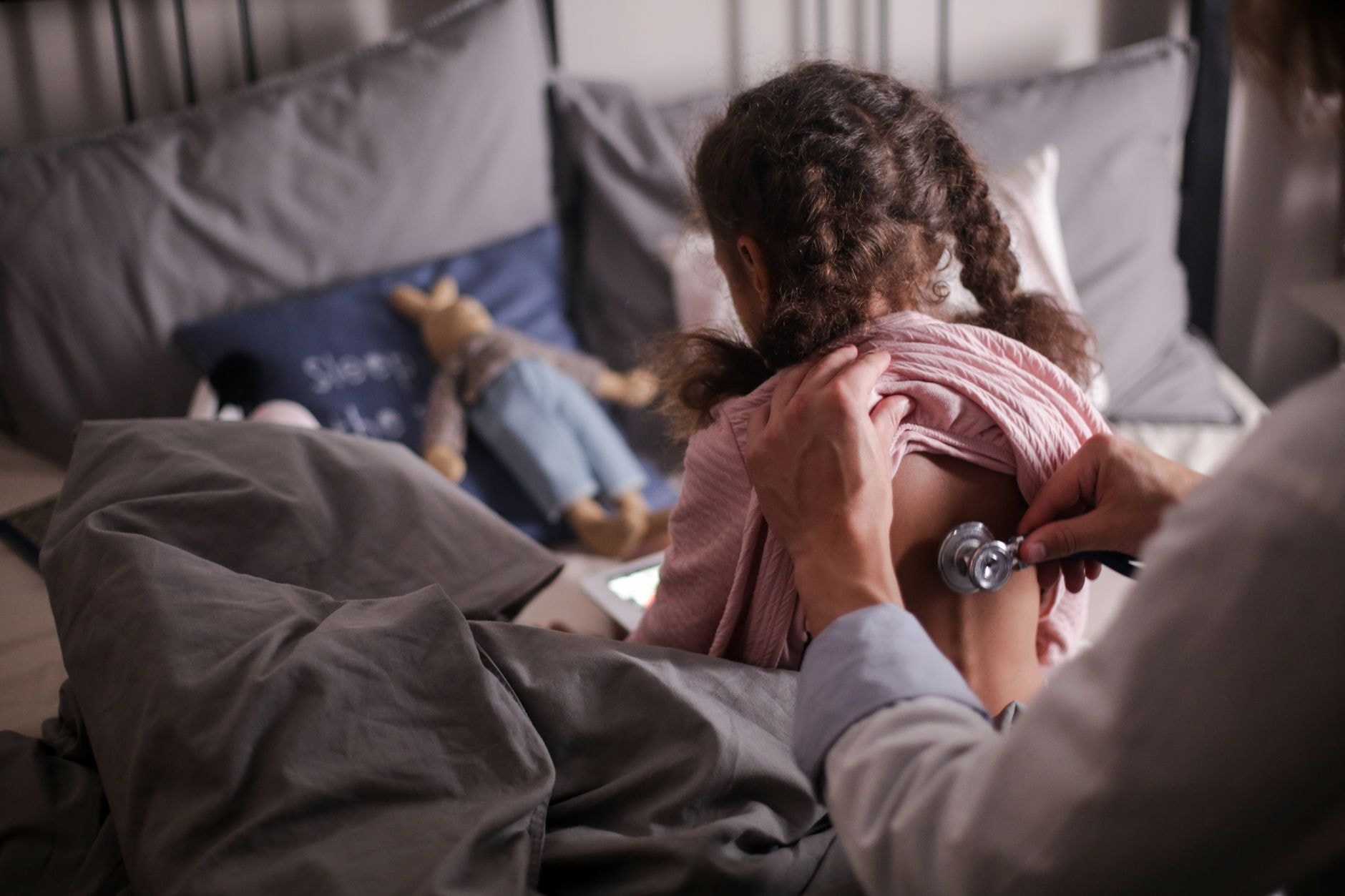 Médecin qui examine un enfant en consultation