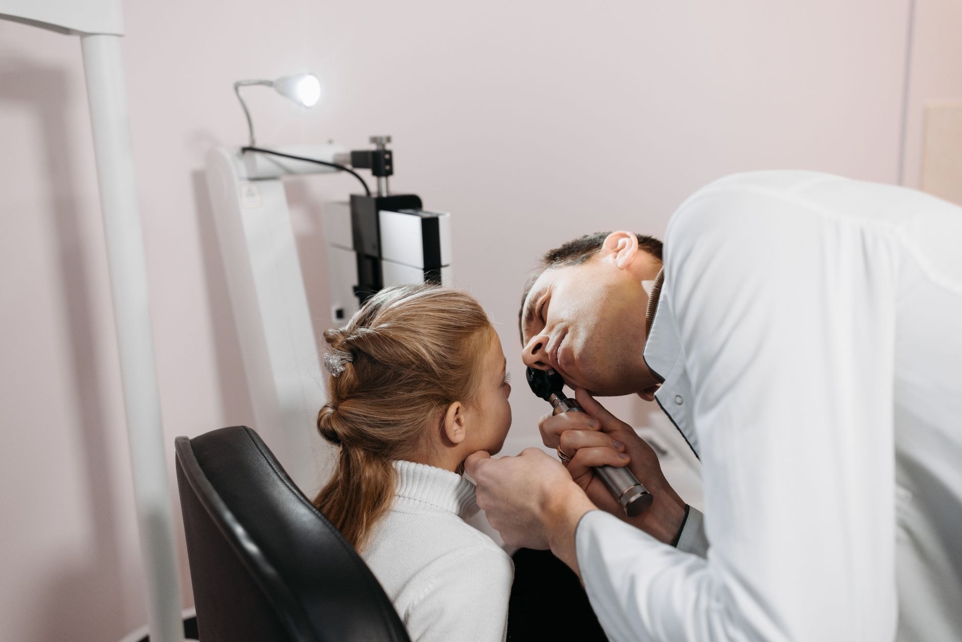 Un médecin examine l'oreille d'un enfant