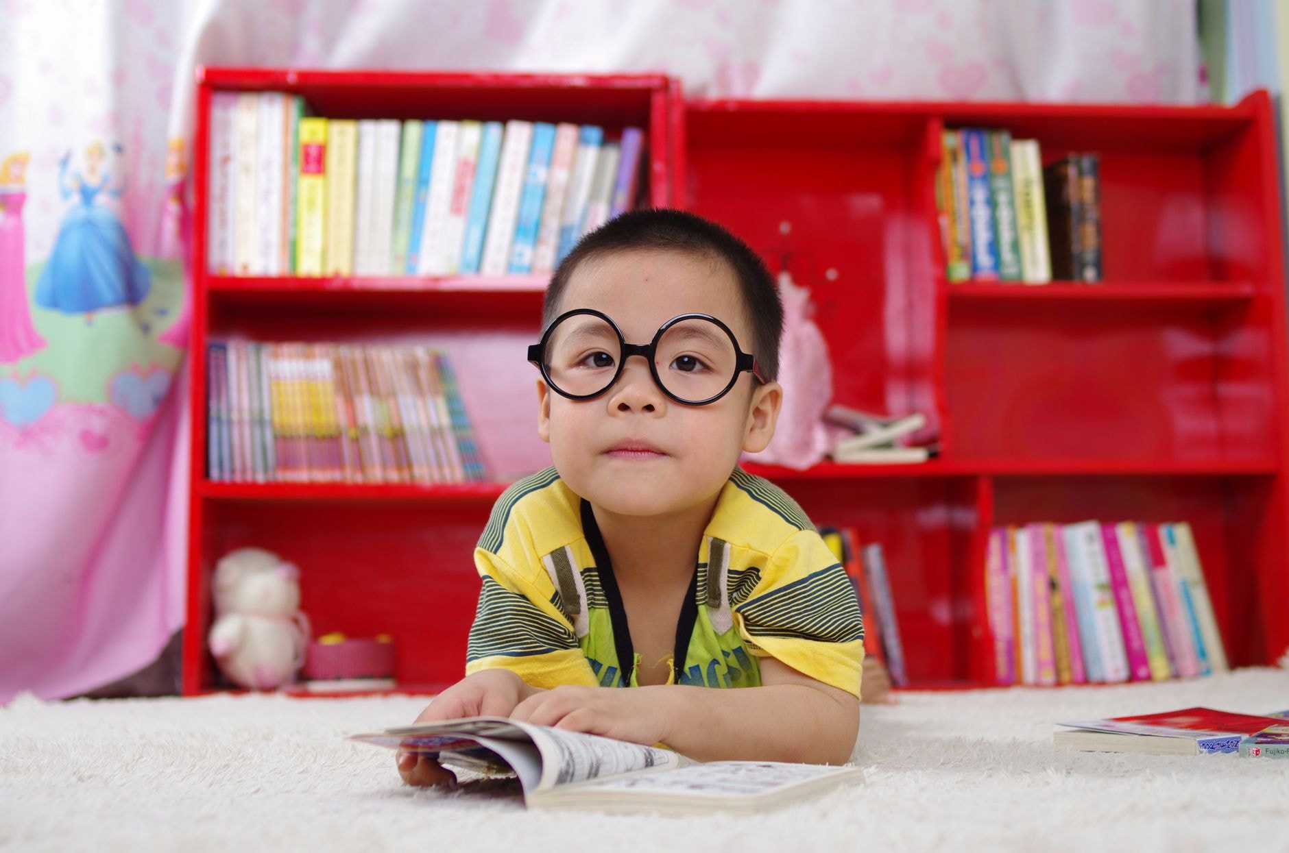 Un jeune enfant apprend à lire dans un livre illustré